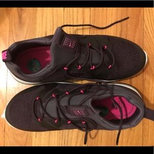 Nike Black and pink sz 8 athletic shoes NWT
